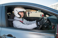 NISMOドライビングアカデミーに挑戦する筆者。車両だけでなく、ヘルメットとグローブも借り物という“サーキット初心者”である。