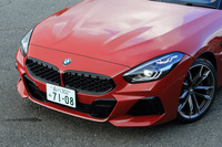 メッシュパターンのキドニーグリルは「Z4」で初めて採用されたデザイン要素。「M40i」ではセリウムグレーのカラーリングで仕立てられている。