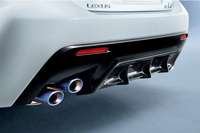 カーボンリアディフューザーとチタン4連エキゾーストマフラーが装着される「RC F“パフォーマンスパッケージ”」。