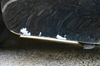 記者の相方は、恐らく読者諸兄姉が想像する以上にボロである。写真はいつの間にかついていたフロントリップの傷。タイヤを変えてから、やたらとフロントを擦るようになったのだ……。