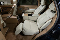 後席は専用空調にマッサージ機能、リクライニング機能……とまさに至れり尽くせり。助手席後方のシートは、ボタンひとつで前席を押しやって足置きを展開させることもできる。前席と後席とで色味の異なる、内装の仕立ても趣深い。