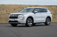 現行型「三菱アウトランダー」は2021年に登場。2024年10月の大幅改良で駆動用バッテリーを刷新してEV走行換算距離(WLTCモード)が100kmを超えた。