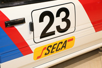 ボディーサイドに貼られた23番のゼッケン。ゼッケンの脇には、耐久レースの競技車両ではおなじみの、ゼッケン灯が備わっている。