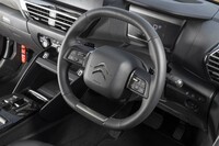 ステアリングホイールは上下のリムがフラットになっている。アダプティブクルーズコントロールなど操作系がステアリングスイッチになっているのが新しい(既存のモデルではステアリングポストから生えたコントロールタワーを使う)。