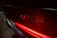 「BMW 5シリーズ セダン」をベースとする「M5」は1984年に初代がデビュー。2024年10月に国内導入が発表された最新モデルは、7代目にあたる。