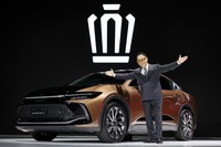 新型「クラウン(クロスオーバー)」とフォトセッションに臨む豊田章男社長。グローバル展開する16代目で、「日本のクラウンここにあり」というメッセージを世界に伝えたいと意気込む。