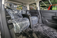 「エルグランドVIP」に装備される、2座のキャプテンシート。広々とした後席空間が特徴の同車は、法人のほか、芸能人やスポーツ選手からオーダーされることもあるという。