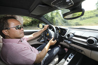 ステアリングを握る筆者。