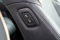 助手席肩口にあるパワーシートスイッチ。スライドとリクライニングの操作が可能。