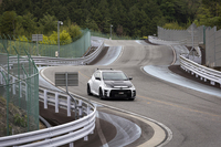 レーシングドライバーがドライブする「GRヤリスGRMN」に同乗してテクニカルセンター下山の第3周回路へ。コースの端から端までを使い切るのがさすがだ。