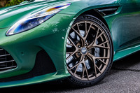 今回の試乗車が装着していたホイールはオプションの「21インチYスポークサテンブロンド315」で、「DB12」の指定アイテムとなるフロント:275/35ZR21、リア:325/30ZR21サイズの「ミシュラン・パイロットスポーツS 5」タイヤが組み合わされていた。