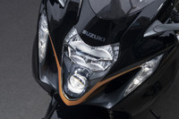 ラムエア用のエアインテークとLED式の灯火類が組み合わされたフロントカウル。左右のポジションランプにはウインカーの機能も備わる。