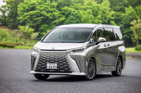 2023年4月に上海モーターショーでデビューし、同年10月に国内販売が発表されたレクサスの高級MPV「LM500h」。グローバルでは2代目にあたるが、日本への正式導入は今回が初。LMという車名は「ラグジュアリームーバー」を意味している。