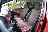 「ジュエラ」グレードの専用シート。特徴的なパターンのファブリックが用いられるほか、サイドサポート部にパイピングが施される。