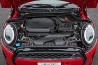 エンジンは2リッターの直4ガソリンターボで、192PSの最高出力と280N・mの最大トルクを発生。燃費はWLTCモードで14.8km/リッターとされている。