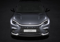 新たなフロントマスクの「ユニファイドスピンドル」を採用。ボディーとの境界線を融合したシームレスなグリルと低く構えたボンネットが特徴だ。