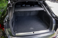 後部荷室の容量は528リッター。後席の背もたれをすべて前に倒すと、容量を拡大することができる。写真の状態で荷室奥行きは1080mm、幅は最も狭いところで1053mm確保されている。