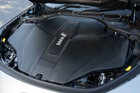 ボンネットを開けてみる。全面が「BMW i」と記された一枚物のカバーで覆われている。