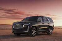 キャデラックブランドのフラッグシップSUV「エスカレード」。日本に導入されているのは最高出力416PSの6.2リッターV8を搭載するモデルで、価格は「プレミアム」が1640万円、「プラチナム」が1740万円、「スポーツ」が1800万円である。プレミアムは8人乗り、そのほかのグレードは7人乗りの設定だ。