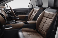 中央部にレイヤーを重ねた乗り心地のいい柔らかなシートも「C5エアクロスSUV」の特徴。後席には150mmの前後スライドと19度~26.5度までのリクライン機構が備わっている。