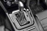 
	トランスミッションは、デュアルクラッチ式の6段AT。ステアリングホイールの裏にシフトパドルも備わる。
	