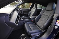 バルコナレザーのSレザーシートが標準装備。背もたれには「RS」ロゴのエンボス加工が施される。