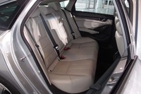 リアシートは、ホイールベースの延長によりニールームが拡大されている。左右一体型の背もたれは可倒式。