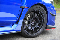 ブレーキは前後ともブレンボ製のキャリパーとディスクローターに、STI製のパッドの組み合わせ。フロントバンパーにはカナードが追加されている。