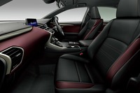 「NX“スパイス&シック”」のインテリア。写真はクリムゾンカラーベースのもの。