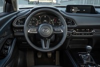 メーターパネルは3連型。左右の計器はドライバーの方を向くよう角度がつけられている。TFT液晶のインフォメーションディスプレイのサイズは7インチ。