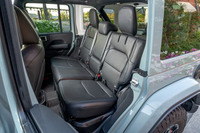 シート下へのバッテリーの搭載に伴い、リアシートの格納はダイブダウン式からダブルフォールディング式に変更。格納時には、シート背面と荷室床面との間に大きな段差が残るようになった。