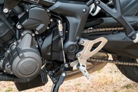 今回の一部改良ではクルーズコントロールや、シフトアップ/ダウンの両方で使用可能なクイックシフターを新たに採用。装備の拡充が図られている。