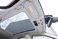 電動ブラインド付きのパノラミックルーフ(23万8000円)は人気のオプション装備だという。