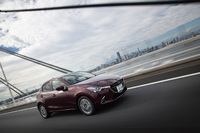 足まわりの変更に加え、今回の改良ではハンドル操作に応じてエンジンの駆動トルクを制御し、操縦安定性や快適性を向上させる「G-ベクタリングコントロール」が全車に搭載された。