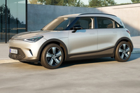 キックアップしたドアパネルのラインと、後方に向かって下がるウィンドウ上端のラインが独特な個性を生んでいる。