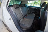 ガソリン車の「ゴルフ」と同様、後席は3人掛け。60:40の分割可倒機構を備えている。