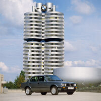 ミュンヘンの本社を背景にした「BMW 3シリーズ(E30)」。