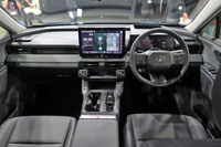 インテリアも先代と比べて明確に進化。トレンドである横基調のインパネもラギッドな雰囲気出しがうまく、トレイなど機能的な面も充実しており、とても秀逸に感じられた。