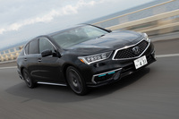 ホンダは2021年に「ホンダ・レジェンド ハイブリッドEX・Honda SENSING Elite」を発売。一定の条件下において、システムが周辺を監視しながらアクセル、ブレーキ、ステアリングを操作する、「レベル3」の自動運転を実現した最初のメーカーとなった。(写真:向後一宏)