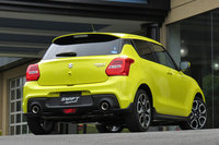 「スズキ・スイフトスポーツ」のリアビュー。