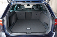 ラゲッジルームは後席の分割可倒機構に加え、標準装備されるラゲッジネットパーティションやスライディングカバー、高さを調整できるフロアボードにより、さまざまなアレンジが可能となっている。(写真をクリックすると、ラゲッジルームのアレンジが見られます)