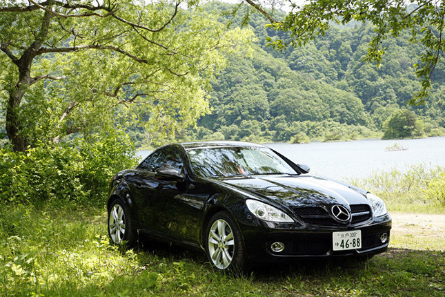 【スペック】SLK350:全長×全幅×全高=4110×1810×1300mm/ホイールベース=2430mm/車重=1500kg/駆動方式=FR/3.5リッターV6SOHC24バルブ(305ps/6500rpm、36.7kgm/4900rpm)/価格=743万円(テスト車=同じ)