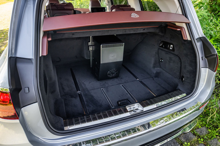 「マイバッハGLS600 4MATIC」の荷室容量は、通常の5人乗り仕様車が520リッター、写真の「ファーストクラスパッケージ」装着車が470リッター。後席背もたれは固定式のため、荷室を拡大することはできない。