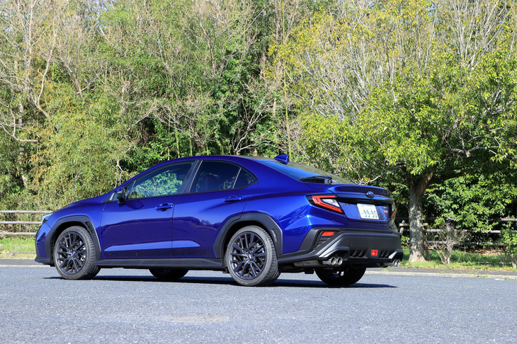 2021年11月に発表された新型「スバルWRX S4」。新世代プラットフォームとフルインナーフレーム構造の採用によって大幅に剛性が向上した車体に、従来型より排気量の大きな2.4リッターターボエンジンを搭載している。