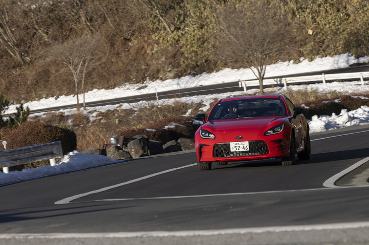 【トヨタGR86 RZ】
	ボディーサイズ:全長×全幅×全高=4265×1775×1310mm/ホイールベース:2575mm/車重:1280kg/駆動方式:FR/エンジン:2.4リッター水平対向4 DOHC 16バルブ/トランスミッション:6段MT/最高出力:235PS(173kW)/7000rpm/最大トルク:250N・m(25.5kgf・m)/3700rpm/タイヤ:(前)215/40R18 85Y/(後)215/40R18 85Y(ミシュラン・パイロットスポーツ4)/燃費:11.9km/リッター/価格:347万6000円
	
	【取材時の燃費データ】
	テスト距離:285.6km(市街地2:高速道路6:山岳路2)/使用燃料:--リッター(ハイオクガソリン)/参考燃費:8.5km/リッター(車載燃費計計測値)