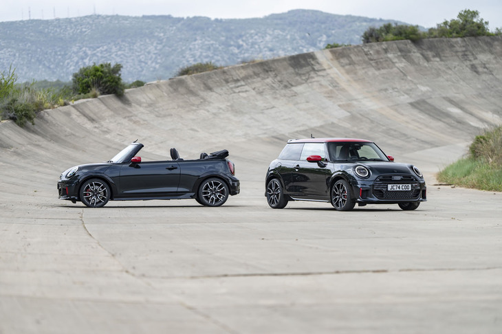 「MINIジョンクーパーワークス コンバーチブル」(写真左)と「MINIジョンクーパーワークス」(同右)。