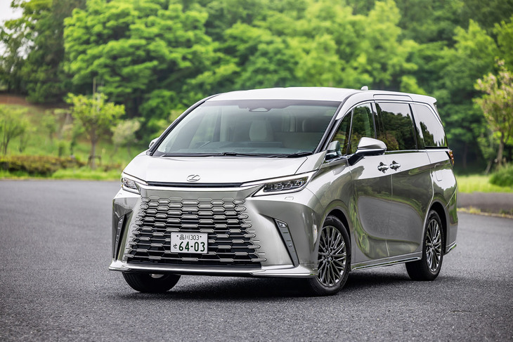 2023年4月に上海モーターショーでデビューし、同年10月に国内販売が発表されたレクサスの高級MPV「LM500h」。グローバルでは2代目にあたるが、日本への正式導入は今回が初。LMという車名は「ラグジュアリームーバー」を意味している。
