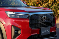 自信あふれるたくましさをエクステリアで表現したという「WR-V」のフロントセクション。大型で直立したフロントグリルと、全車に備わる薄型のLEDヘッドランプが目を引く。「Z」以上のグレードにはLEDフォグランプも標準で装備される。