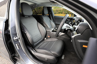 前席には電動調整機構やシートヒーターを採用。試乗車にはオプションの本革シートが装備されていた。