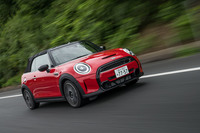 今回試乗した「MINIクーパーSコンバーチブル」の車両本体価格は453万円だが、「クーパー」なら389万円と、“スタート価格”が400万円以下に踏みとどまっている。